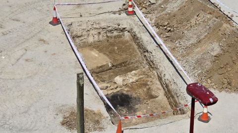 En el rect�ngulo excavado se aprecia la alineaci�n de piedras que podr�a corresponderse con vestigios de un muro.