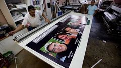 El propietario de una imprenta en Jerusal�n imprime careteles con las fotos de los tres adolescentesl