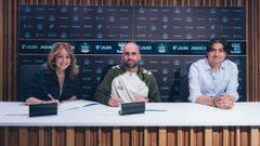 El director de f�tbol del Celta, Marco Garc�s, junto con Mari�n Mouri�o y Claudio Gir�ldez en el momento de la firma de la renovaci�n del t�cnico.