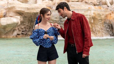 Los actores Lily Collings y Eugenio Franceschini, en una escena de la serie �Emily in Paris�.
