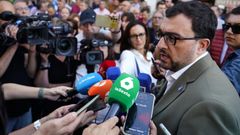 El presidente del Principado de Asturias, Adrián Barbón (d) (PSOE), ha afirmado que su participación en la manifestación convocada este viernes en Oviedo para exigir la supresión del peaje de la AP-66 (Huerna), que une Asturias y la provincia de León, responde a su obligación como jefe del Ejecutivo asturiano