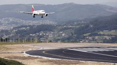 Un avi�n comercial, a punto de aterrizar en el aeropuerto de Peinador, en Vigo, en una imagen de archivo.