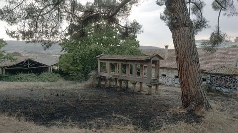 La finca est� sin desbrozar y repleta de hierba seca