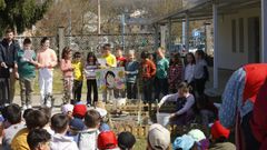 Un momento do acto de presentaci�n e inauguraci�n do novo xard�n do colexio de Meira