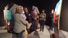 La consejera de Cultura del Principado, Berta Pi��n, segunda por la derecha, durante la presentaci�n del d�cimo aniversario del centro de Arte Rupestre Tito Bustillo 