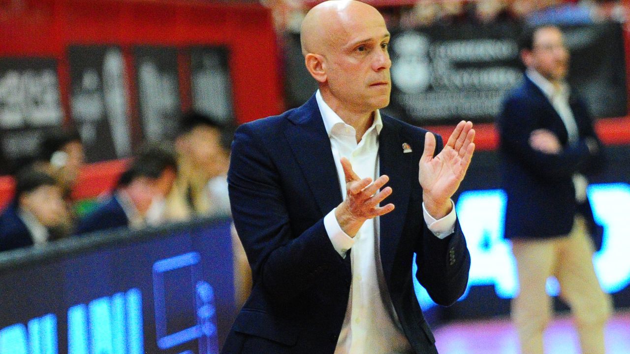 Carles Marco, entrenador del Leyma Básquet Coruña: «Nos costó ganar al Alega Cantabria, pero hemos jugado con nuestra identidad»