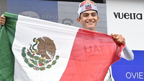 Isaac del Toro celebra su victoria.