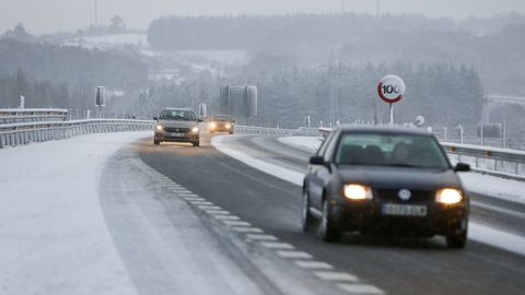 La nieve dificulta el trfico en el corredor Lugo-Monforte a la altura de Oural. 