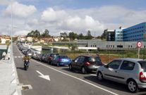<span lang= es-es >Los usuarios aparcan en cualquier sitio para no pagar el p�rking</span>. Los veh�culos se acumulan en el entorno del centro sanitario con el peligro de provocar retenciones. Los usuarios quieren evitar a toda costa pagar por el aparcamiento y dejan los coches en cualquier sitio. 