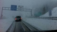 Nieve en la autova A-6, a la altura de Pedrafita.