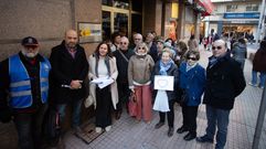 Mutualistas de Muface, este lunes en Pontevedra, donde entregaron 15.000 firmas recogidas en toda Espa�a.