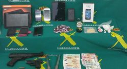 Droga y objetos incautados en una de las viviendas registradas.
