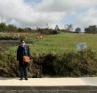 Loli Fandi�o ante su finca �reducida� por la parcelaria. 