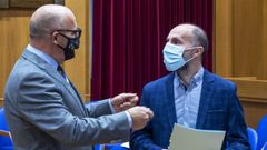 Baltar y J�come charlan antes de comenzar el pleno en el que el alcalde tom� posesi�n como diputado provincial.