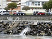 <span lang= es-es >Otr desag�e en pleno Celeiro</span>. De color marr�n sal�a el agua en Celeiro por este desag�e anteayer, justo en el entorno de la cofrad�a, de la Casa do Mar y del Monumento ao N�ufrago. 
