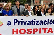 A la derecha de todo, Carmen Albo, con otras compa�eras del laboratorio y el alcalde. 