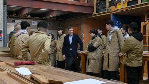 El conselleiro de Educaci�n, Rom�n Rodr�guez, charlando con alumnos de Madeira del CIFP Polit�cnico de Santiago. Este centro implant� de forma piloto los intinerarios integrados en FP