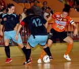 Lidia trata de regatear a una jugadora del Soto del Real.
