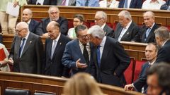 Miguel Herrero Rodriguez de Mi�on habla con Felipe Gonz�lez en un acto para conmemorar la Constituci�n el pasado junio