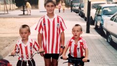 Gorka Santamar�a (a la derecha, con la boca abierta), junto a sus hermanos Josu y Ander