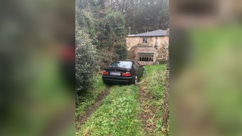El BMW M3 de color negro interceptado por la Guardia Civil en una pista rural entre Meira y A Pastoriza.