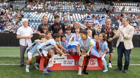 Los benjamines del Celta, con su t�tulo de campeones de la Vigo Cup.