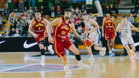 Santi Yusta, con el baln, en el encuentro entre Espaa y Eslovaquia celebrado en Ourense