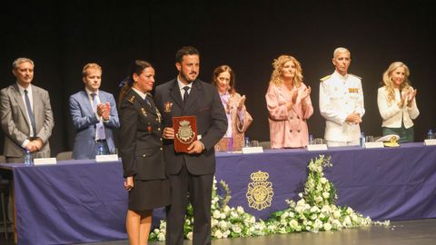 Adri�n Fraga recoge la metopa al SPEIS de Nar�n.