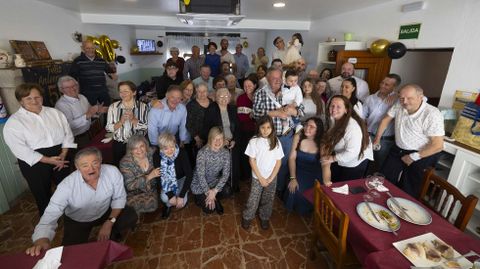 Una cincuenta personas celebraron en ellos las bodas de oro 