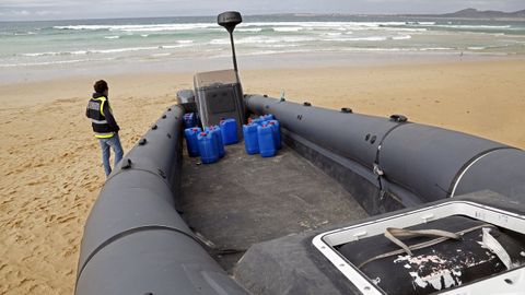 Una narcolancha varada en una playa del Barbanza, en una imagen de archivo.