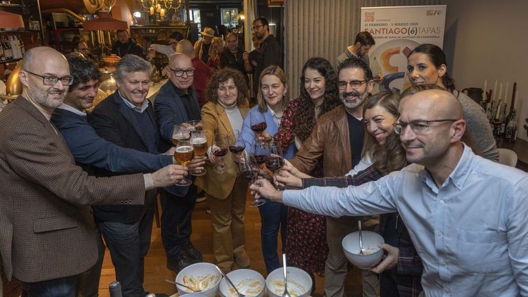 La alcaldesa y otros muncipes inauguraron hoy el Santiago()Tapas junto con representantes de la Diputacin, la Axencia de Calidade Alimentaria y de entidades patrocinadoras, como Estrella Galicia y Cash Record y, en esta ocasin, tambin del Obradoiro y el Compostela