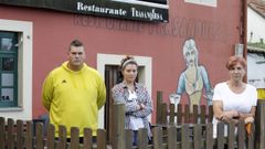 Mar�a Jos� Rivera, con sus hijos Iv�n y Tania, delante del restaurante A Trasanquesa 