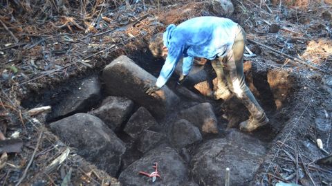Un arque�logo trabajando en la isla de Tambo