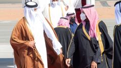El pr�ncipe Mohamed bin Salman (derecha) recibi� al emir de Catar (izquierda), en el aeropuerto de Al Ula, la ciudad saud� que acoge la cumbre del Golfo