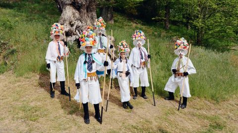 Vibomask reactivó el entroido.Cuarenta y siete grupos de España y Portugal participaron en el desfile de la mascarada ibérica en Viana do Bolo y Vilariño de Conso