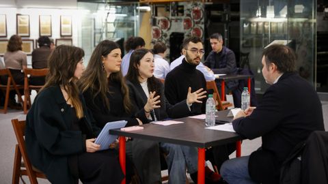 Varios alumnos mantienen reuniones con los miembros del tribunal que se convertir�n en sus tutores.