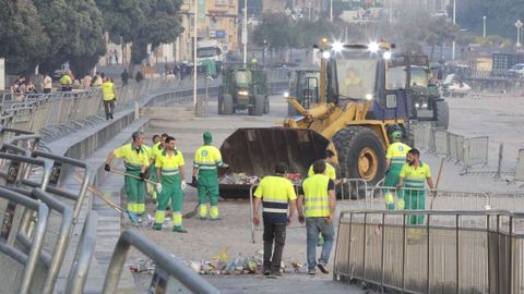Las playas de Riazor y Orz�n amanecen llenas de basura tras la noche de San Xo�n