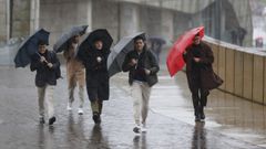 Varios milit�ntes j�venes se dirigen al comit� nacional,�en medio del mal tiempo que marc� la jornada.