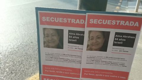 Uno de los carteles con la imagen de una mujer secuestrada por Hamas