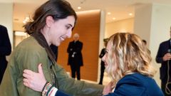 Cecilia Sala saluda a Giorgia Meloni, en el aeropuerto militar de Ciampino, en Roma.