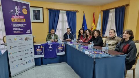 Presentacin de la carrera en Vilamartn. De izquierda a derecha: Enrique lvarez Barreiro, alcalde; Diego Enrique lvarez, asesor en poltica deportiva en la Diputacin; Eva Iglesias, Beln Gmez y Patricia Gonzlez, integrantes de la junta directiva de Acapaval e impulsoras de la iniciativa; Manuel Rodrguez, delegado en Valdeorras de la Federacin Gallega de Atletismo; y Mireia Rodrguez, secretaria de la delegacin de Atletismo en Valdeorras.