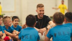 Bateria charla con algunos de los chavales que participaron en el campus del Xove FS.