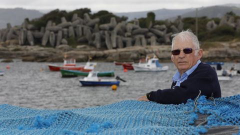 Tom�s Ben Losada, marinero jubilado, en el porti�o de Mor�s