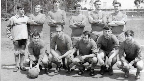 Formaci�n del partido de la Copa Galicia de 1969 en el que el Berganti�os gan� por 4-0 al Mar�n en Pedras Brancas. Javier Fraile, Periscal II, D�az, Fari�a, Pedro Facal, Moro. Agachados: Paco de Luisa, Di�guez, Periscal I, Vald�s e Casal