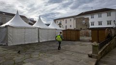 Instalaci�n de puestos de artesan�a en la plaza de O Tapal