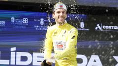 Adam Yates celebra el triunfo en el podio de O Gran Cami�o 2026, ubicado en el monte Tegra.