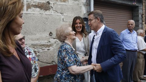 Alberto Nez Feijoo saluda a su madre, Sira, en presencia de su mujer, Eva Crdenas, y su hermana