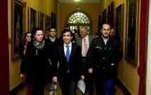 El alcalde arropado por sus concejales, rumbo a una comparecencia conjunta en el Concello.
