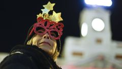 Una mujer con gafas decorativas en la celebraci�n de Fin de A�o en la Puerta del Sol de Madrid