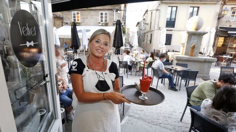 VELVET. Cambados. En el corazón del casco histórico, en la coqueta y recogida plaza de A Leña, el Velvet propone una abrumadora oferta de coctelería que sobrepasa con mucho lo convencional. Una exquisita presentación en un cuidado ambiente agrandan la tentación.